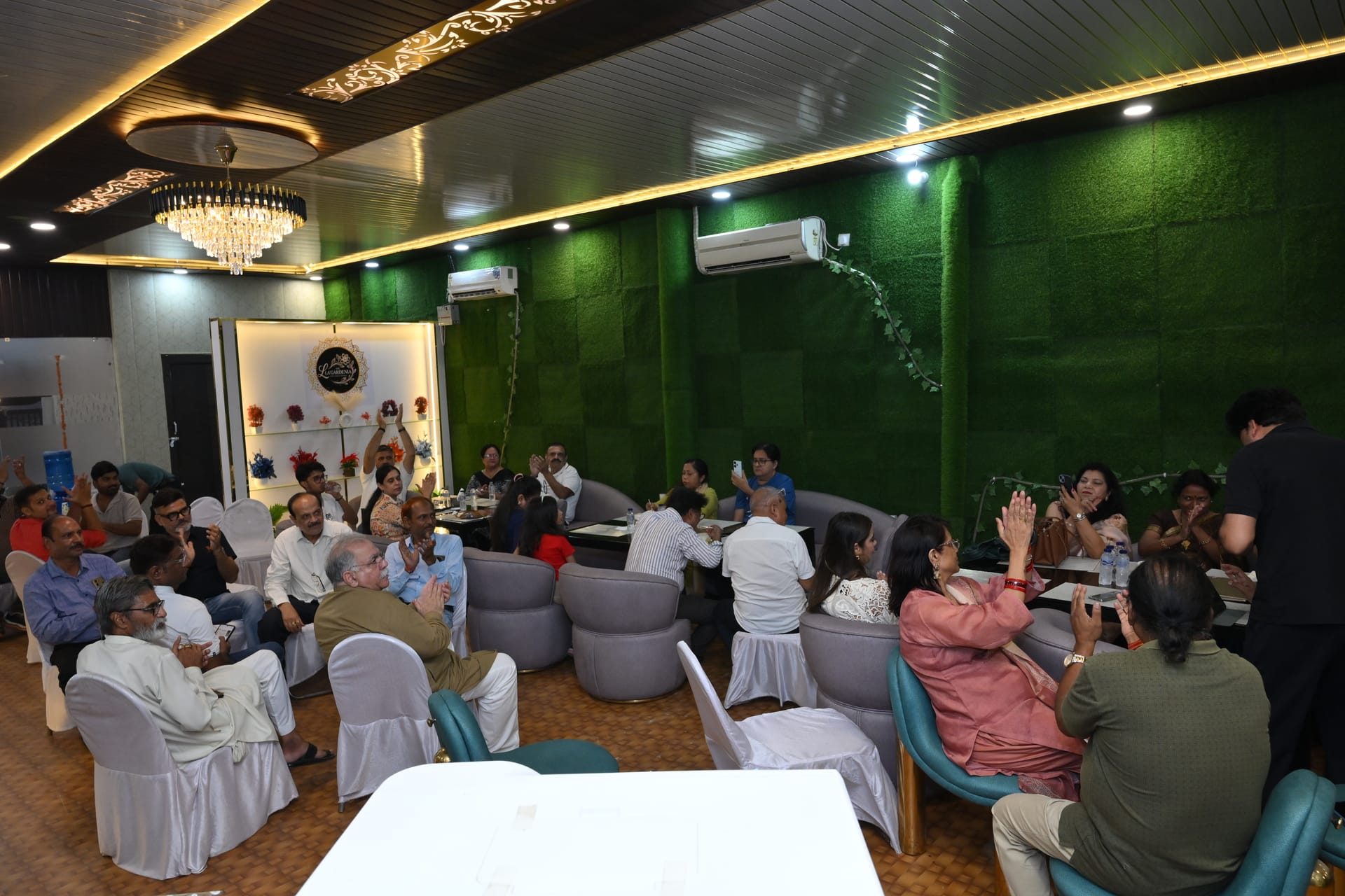 Guests applauding during an evening at the restaurant